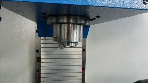 Un CNC su ordinazione verticale di 3 assi che macina XK7125