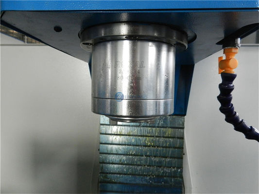 Un CNC su ordinazione verticale di 3 assi che macina XK7125